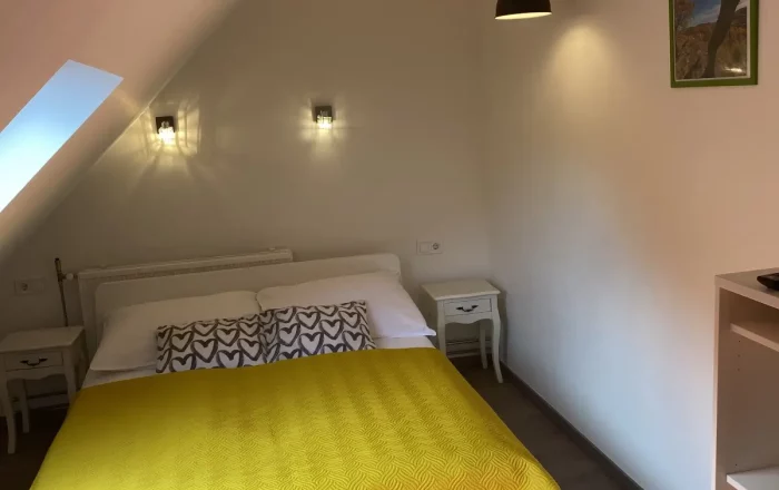 Sárga apartman franciaágy - Huta-Túra 42 Vendégház