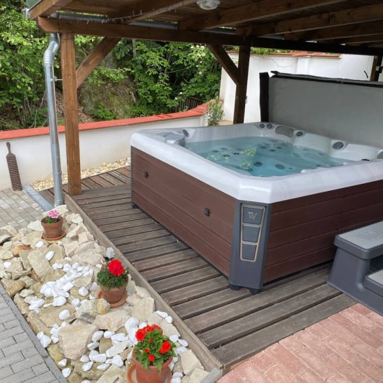 Huta-Túra 42 Vendégház - Udvar jacuzzi