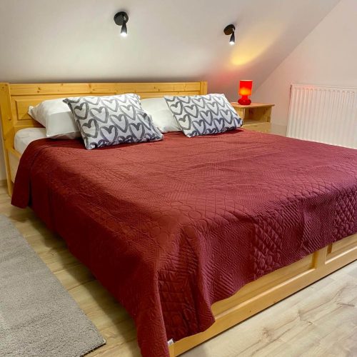 Hutatúra42 - Piros Apartman franciaágy