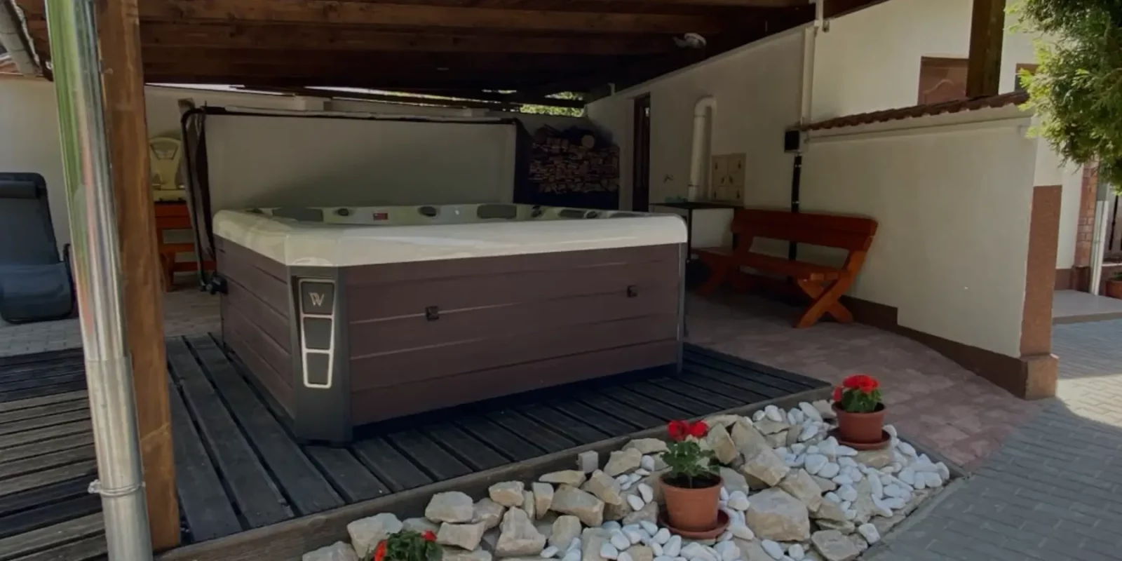 Jakuzzi a Huta-Túra 42 Vendégház udvarán